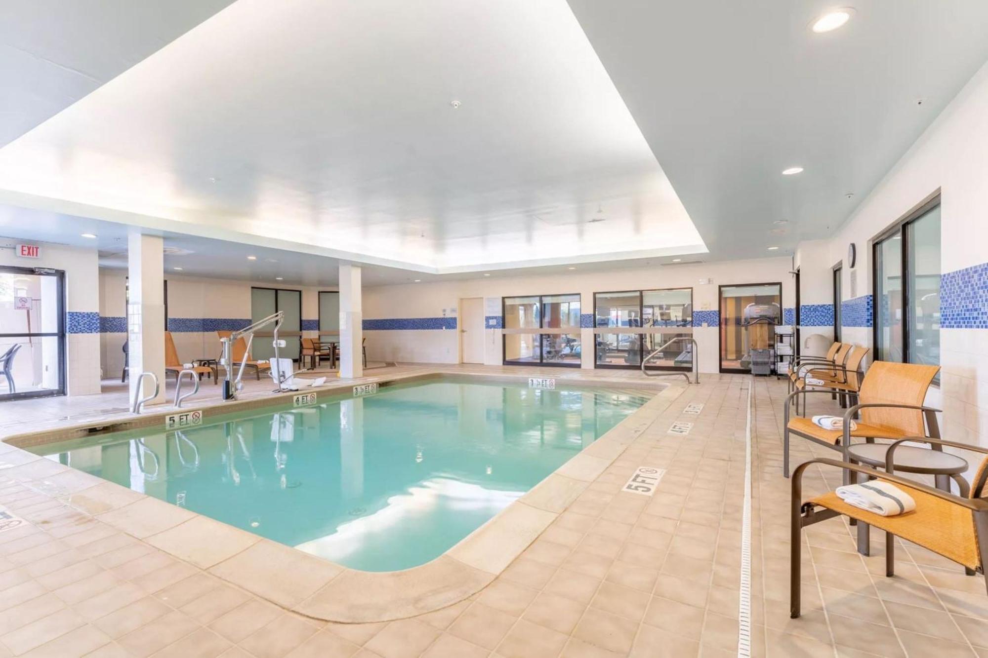 Courtyard Burlington Williston Exterior foto