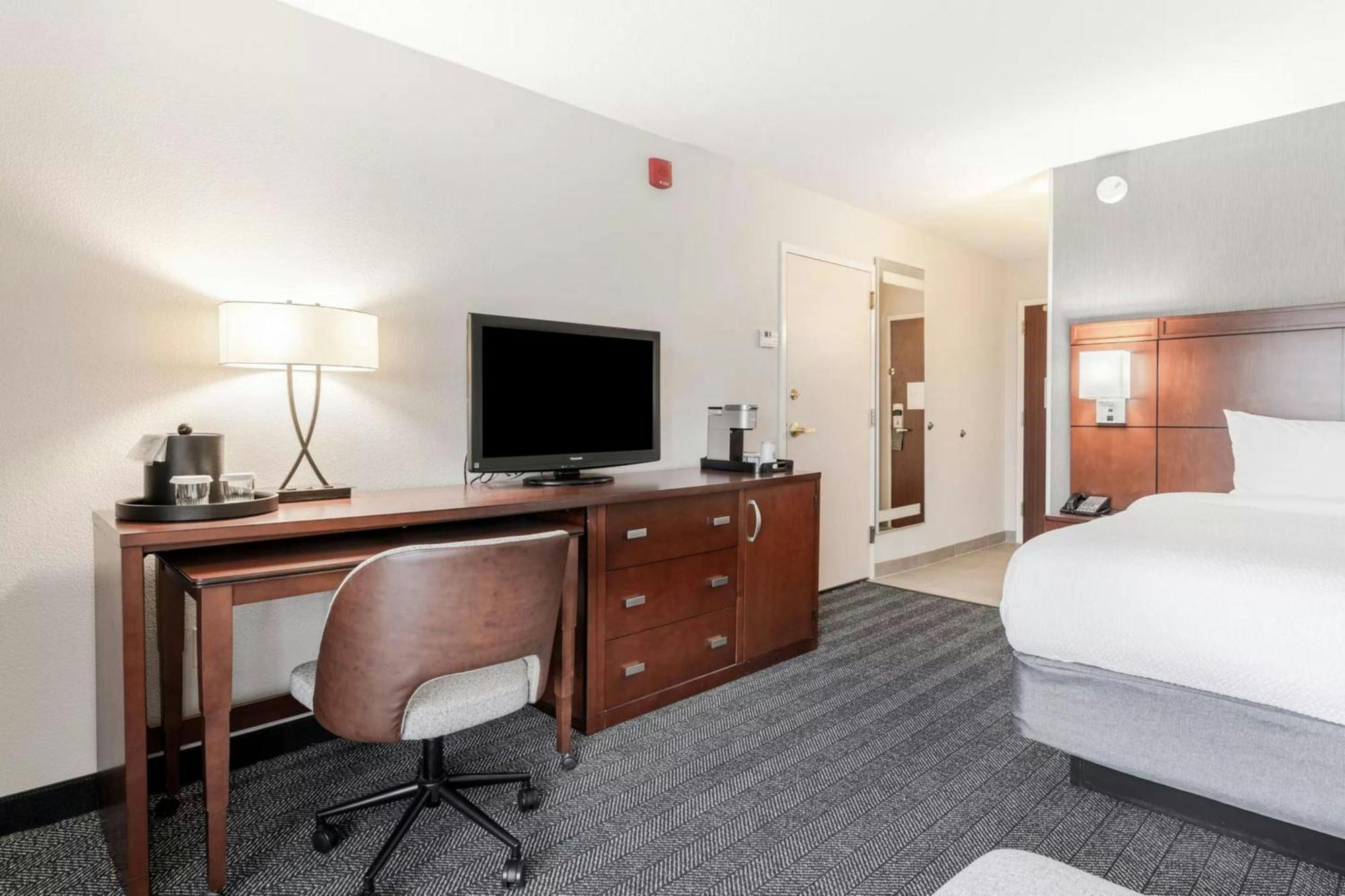 Courtyard Burlington Williston Exterior foto