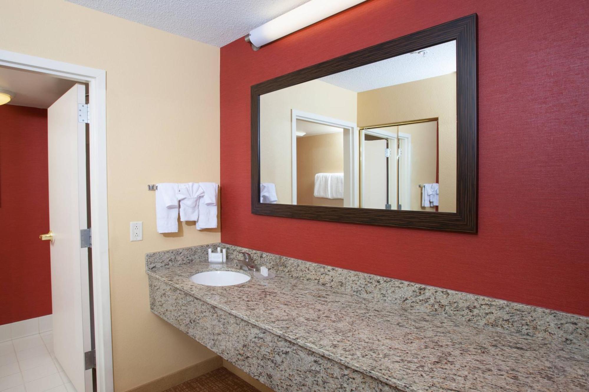 Courtyard Burlington Williston Exterior foto